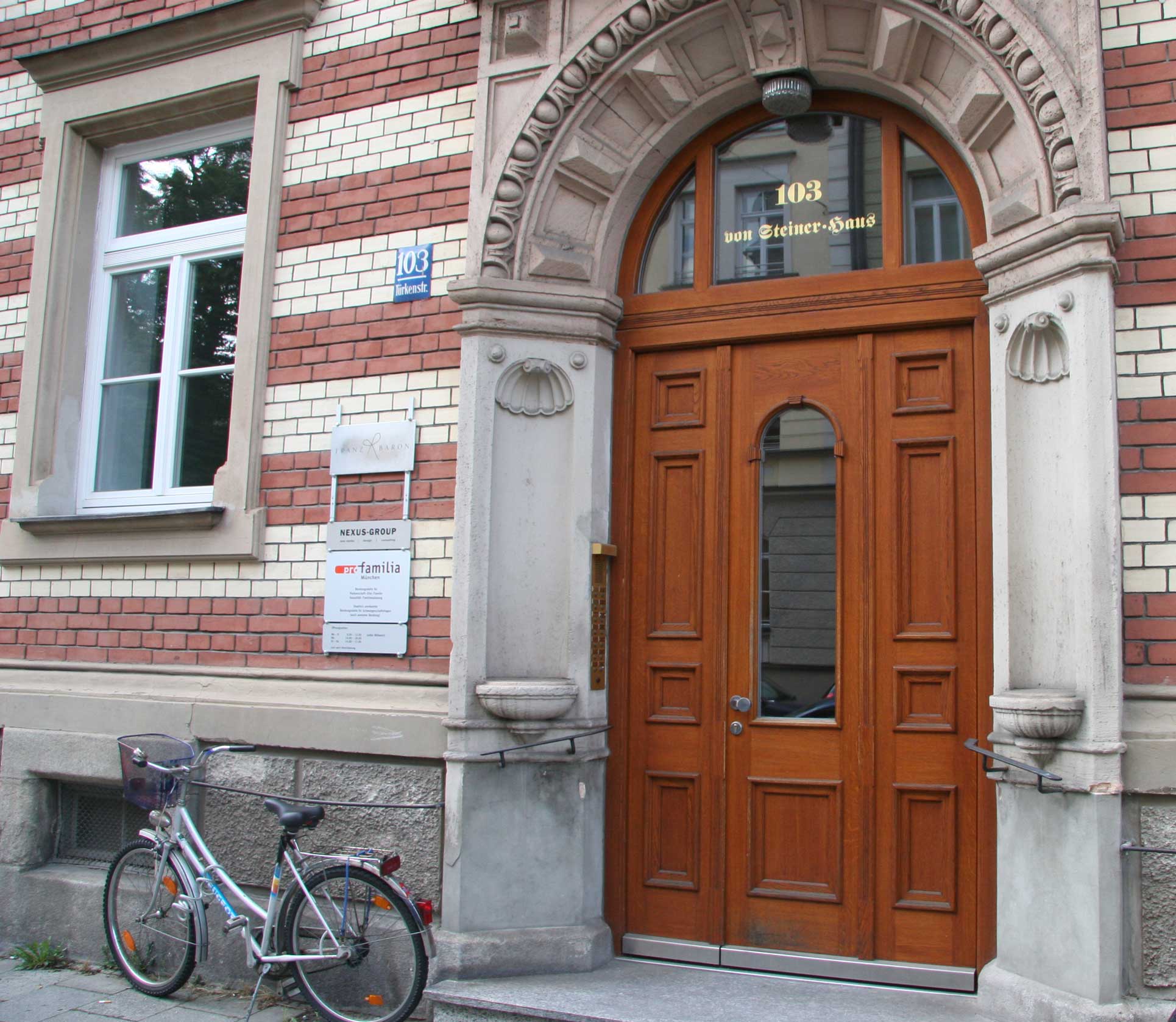 Holzhaustüre in eiche nach Historischer Anlehnung gefertigt , München Maxvorstdt Büro und Wohnhaus um 1889